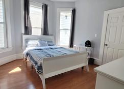 3br/1ba | Sleeps 8 | Near Sf | Self Check In - Emeryville - Bedroom