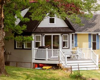 Lakefront; view of ski mountain, firepit, dock, kayaks, paddle board - Westminster - Patio