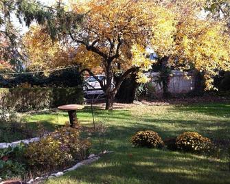 Comfortable, quiet garden apartment in a convenient location, private parking - 布達佩斯