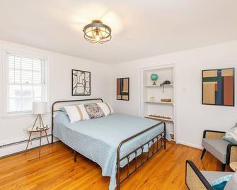 \'Cozy on Cameron!\' -Historic Downtown Winchester - Winchester - Bedroom