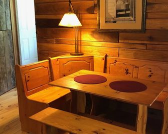 Cowboy guest house on the farm -bring your dog ! Work from here. - Chickamauga - Comedor