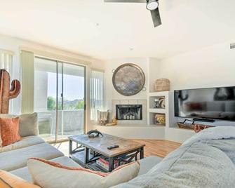 Fountain Hills Condo with Pool Access and Mtn Views - Fountain Hills - Living room