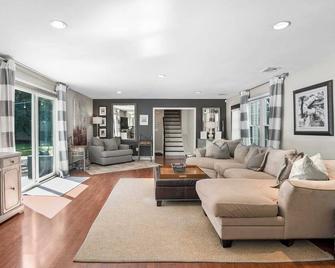 The Lindsay Luxurious Estate: Heated Pool, Hot Tub - Wading River - Living room