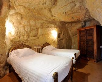 Logis Demeure de la Vignole - Montsoreau - Bedroom