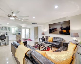 Pool and Fenced Yard Pet-Friendly Mesa Retreat - Mesa - Sala de estar