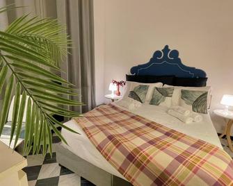 Happy Family Apartments Cathedral - Genoa - Bedroom