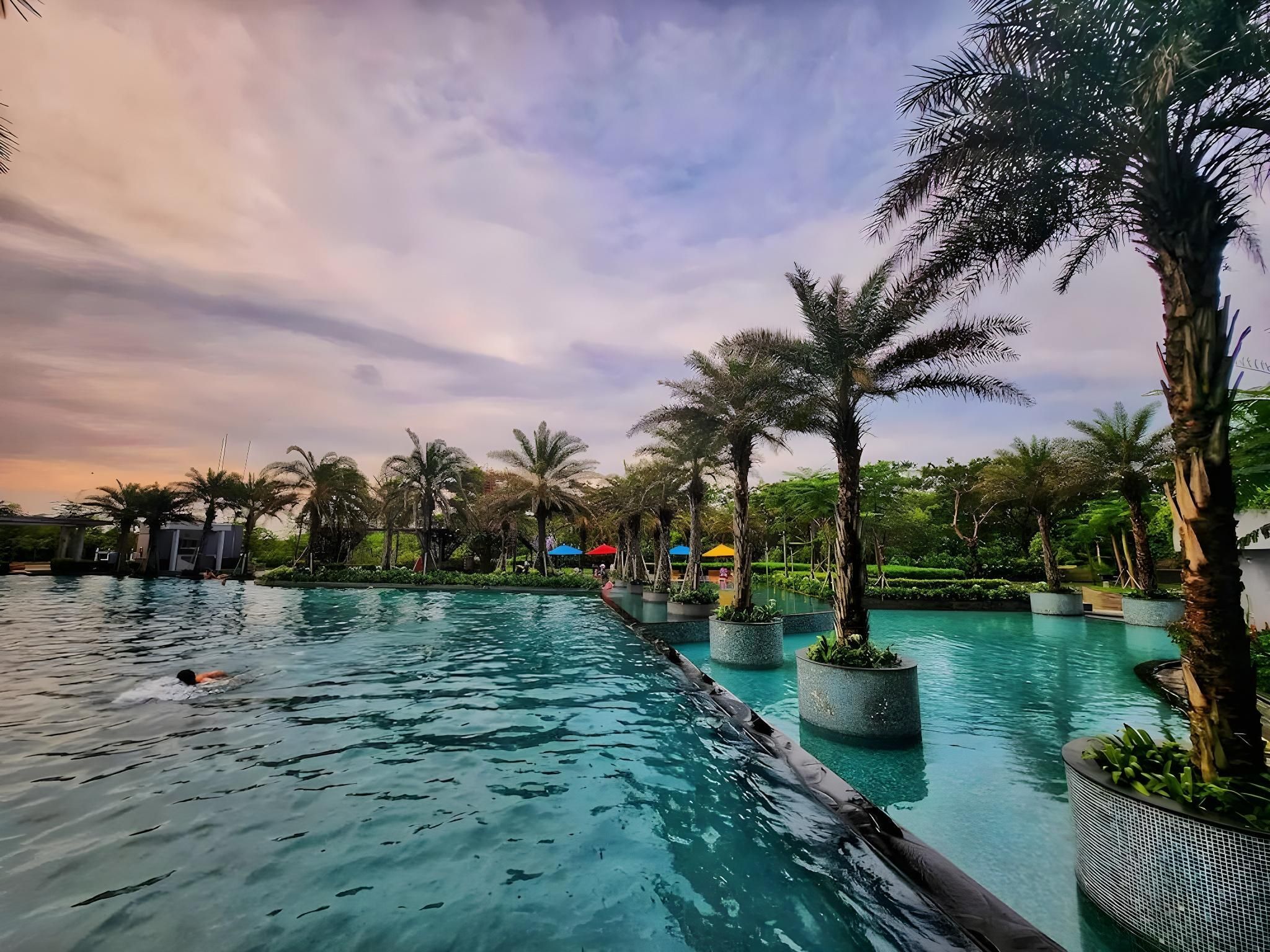 Gold Coast Pik Bahama Sea View Apartments - ג'קרטה - בריכה