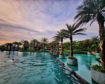 Gold Coast Pik Bahama Sea View Apartments - Jakarta - Pool