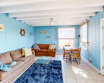 Surfside Retreat On Champlain Street - Ocean Beach - Living room
