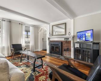 New 2br Home Minutes To Downtown Rockport+beach! - Rockport - Olohuone