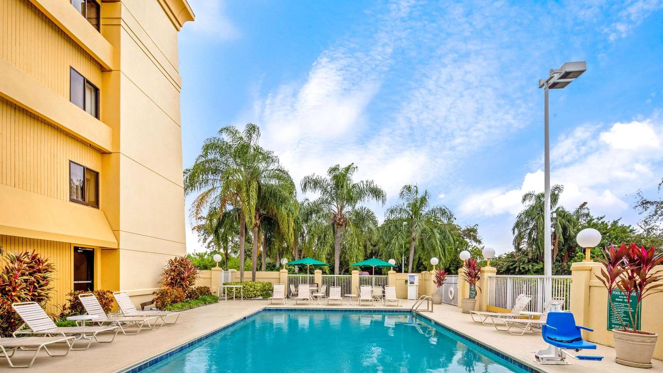 لا كينتا إن آند سويتس باي ويندام ميامي أيربورت إيست