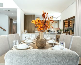 Luxury 5BR Villa in Ajmal Makan with Private Pool - Umm Al Qaiwain - Eetruimte