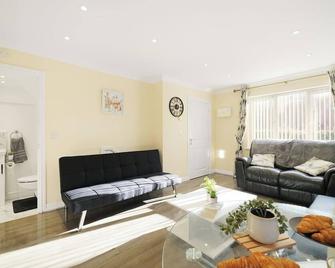 Three bedroom house for your family and workstays - Amersham - Huiskamer
