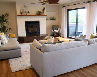 Secluded 5-acre getaway with Private Pool and Hottub - great views! - Colfax - Living room