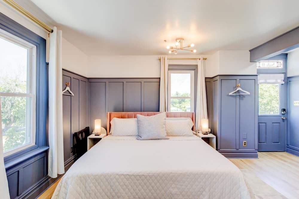 Suite 11 | Historic Art City Inn - Springville - Schlafzimmer