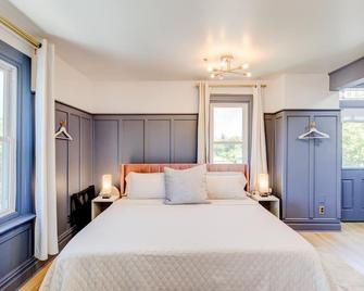 Suite 11 | Historic Art City Inn - Springville - Schlafzimmer