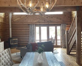 Luxury Cabin on 20 Acres with Mountain Views - Mesa - Living room
