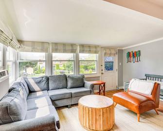 Updated Lakeville Cottage w/ Access to Long Pond - Lakeville - Living room