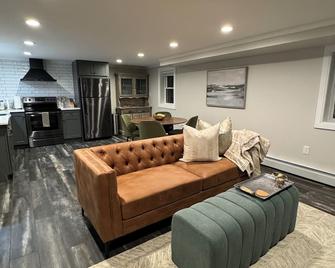 Cozy&Modern apt in South Peabody - Peabody - Living room