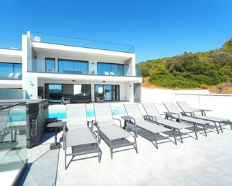 Simply Salema: Villa Praia Dourada, Ocean Villa - Salema - Pool