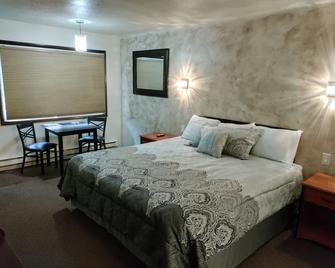 High Desert Inn - Salina - Bedroom