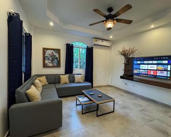 Cozy 3BR Home in Ancon Hill's Lush Oasis - Ciudad de Panamá - Sala de estar