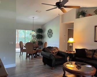 Cozy 2-bedroom house in Rural setting - Orange City - Living room