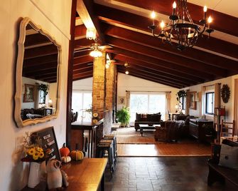 Charming Historic Hudson Valley Farmhouse | Close to wineries, hiking, & museums - Marlboro - Soggiorno