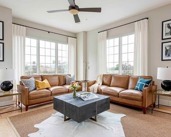 Sky's the Limit - Atlanta - Living room