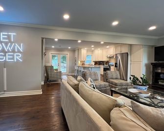 Stylish 3BR in Garden District near parks, river views, Neville High, and ULM. - Монро - Вітальня