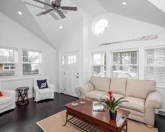 Madison, CT - Coastal Modern Farmhouse w/Outdoor Kitchen & Large Fenced in Patio - Madison - Obývací pokoj