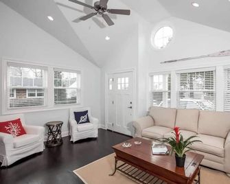 Madison, CT - Coastal Modern Farmhouse w/Outdoor Kitchen & Large Fenced in Patio - Madison - Obývací pokoj