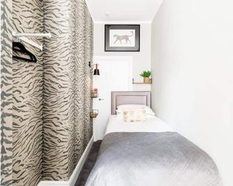 L-Spa Boutique Apartments - Stylish Regency two bedroom apartment - Warwick - Bedroom