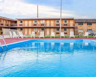 Wolf Inn Hotel - Sandusky - Pool