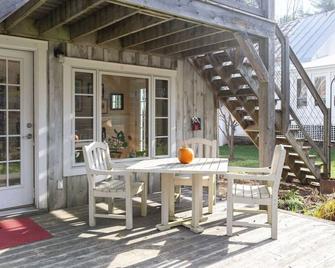 Absolutely Gorgeous Vermont Garden Cottage - East Montpelier - Patio