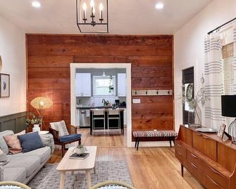 Remodeled historic cottage, 2-min walk to downtown. - Hico - Living room