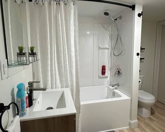 Cozy Private Bachelor Unit King Size bed - Riverview - Bathroom