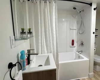Cozy Private Bachelor Unit King Size bed - Riverview - Ванна кімната