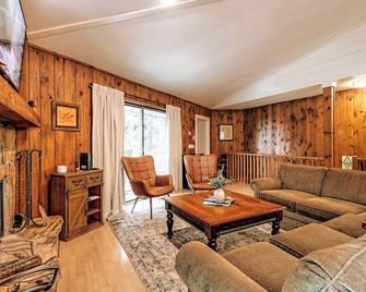 Guest Favorite! Mountain Views, Golf, Hiking, Pickleball, Family & Pet Friendly - Dillard - Obývací pokoj