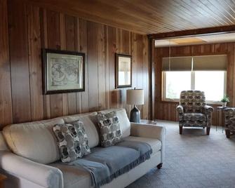 Cozy St. Lawrence waterfront cottage. Two bedrooms, 1 bathroom sleeps 4! - Ogdensburg - Sala de estar