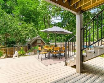 Luxury Tudor w/ 3 Kings, Playroom, Yard; 5min to Plaza - Fairway - Patio