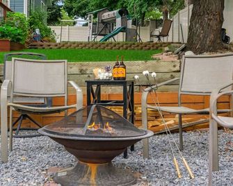 Grumpy Grizzly - Sandy - Patio