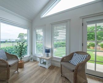 Hamptons Cottage - Refined Living, Light-Filled - Dubbo - Huiskamer