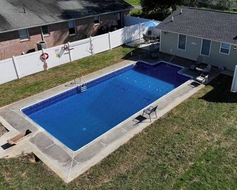 Cozy Pool & Hot Tub Retreat by Casino - Charles Town - Zwembad