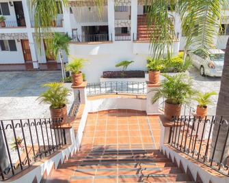 Hotel Maria Isabel - Colima - Building