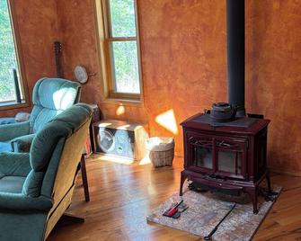 Magnificent Mountain Retreat. Hundreds of secluded acres to roam. Pet friendly - Malaga - Sala de estar