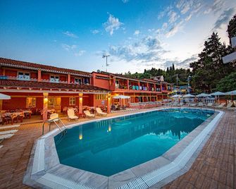 Hotel Penelope - Messonghi - Pool