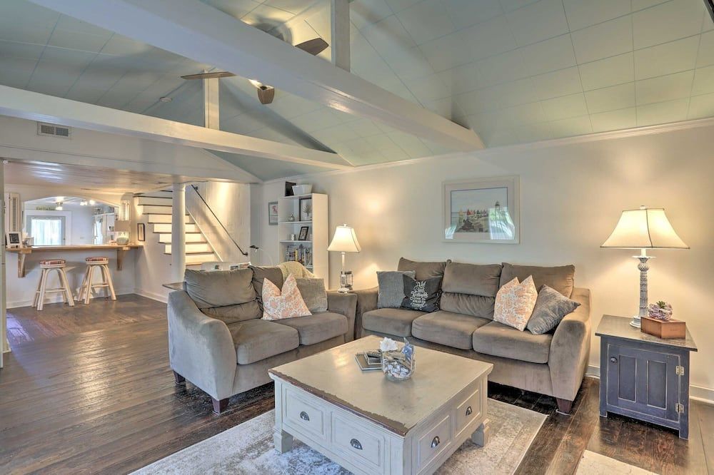 Downtown Treehouse Cottage~Pet Friendly~Walk to Shops Dining & Waterfront - Southport - Wohnzimmer
