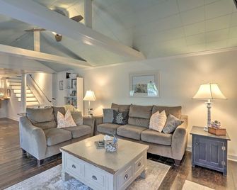 Downtown Treehouse Cottage~Pet Friendly~Walk to Shops Dining & Waterfront - Southport - Wohnzimmer
