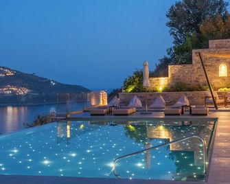 Manifest Boutique Hotel - Οίτυλο - Πισίνα